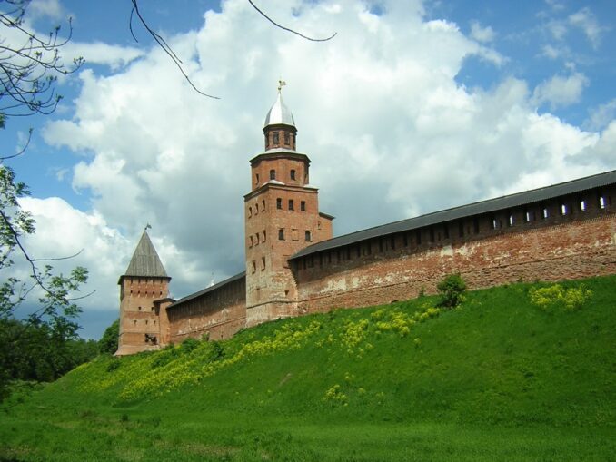 Новгородский Детинец, фото @Дар Ветер/Wikimedia Commons Детинец - первое, что следует посмотреть в Великом Новгороде туристу