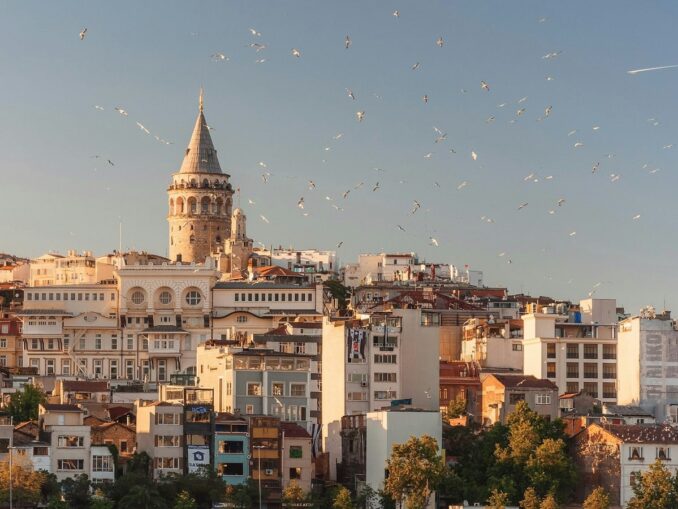 Галатская башня в Стамбуле, фото unsplash.com/@berdnika Галатская башня - в Стамбуле в ноябре стоит очень теплая погода