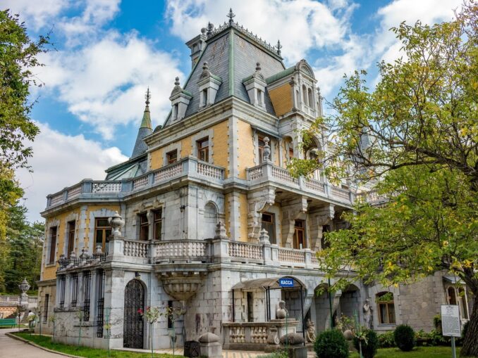 Массандровский дворец, Крым, фото @arodsje/Pixabay.com Массандровский дворец Александра III в Крыму может посетить любой желающий