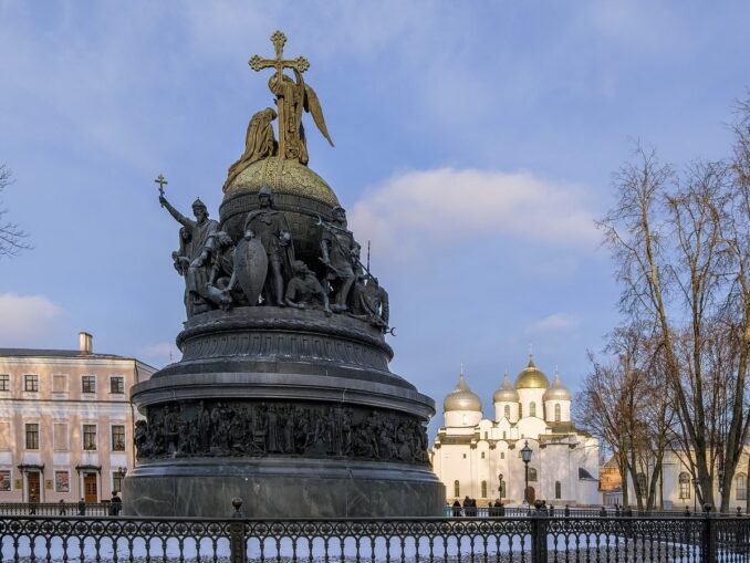 Памятник "Тысячелетие России", фото @Andreykokin/Wikimedia Commons Памятник "Тысячелетие России" - очень интересное место в Великом Новгороде