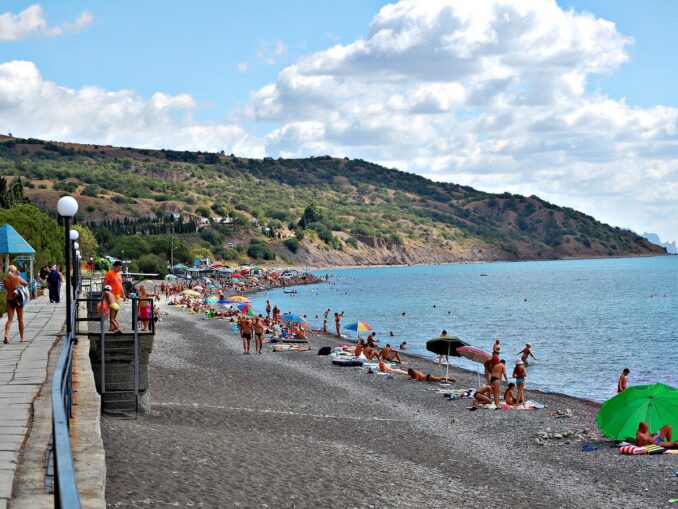 Пляж в Канаке недалеко от Алушты, @фото Krishtal Aleksandr / Wikimedia Commons/CC BY-SA 3.0 Поселок Канака - около Алушты в сентябре еще купаются