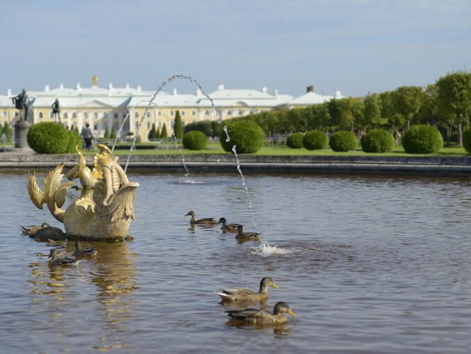 Фонтан "Межеумный", фото @Aleks G/Wikimedia Commons Фонтан "Межеумный" в Верхнем саду Петергофа, фото @Aleks G/Wikimedia Commons