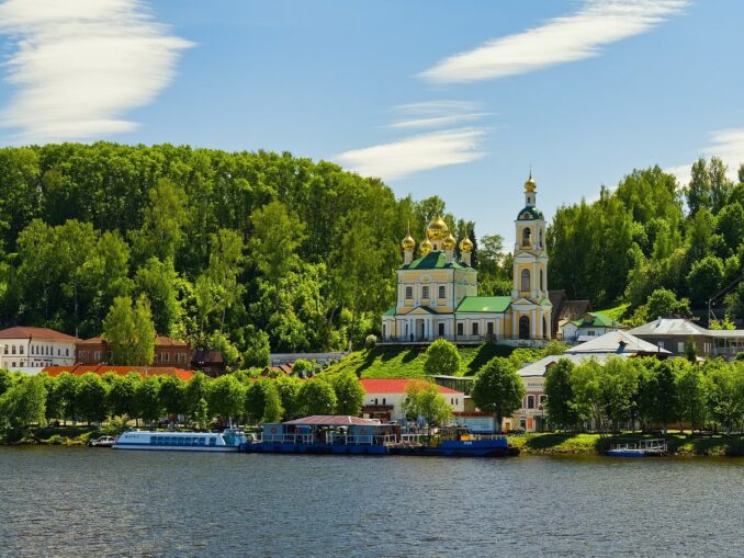 Воскресенская церковь в Плёсе, фото @Alexxx1979/Wikimedia Commons Воскресенская церковь - из Москвы до Плёса можно доехать на машине за 5 часов