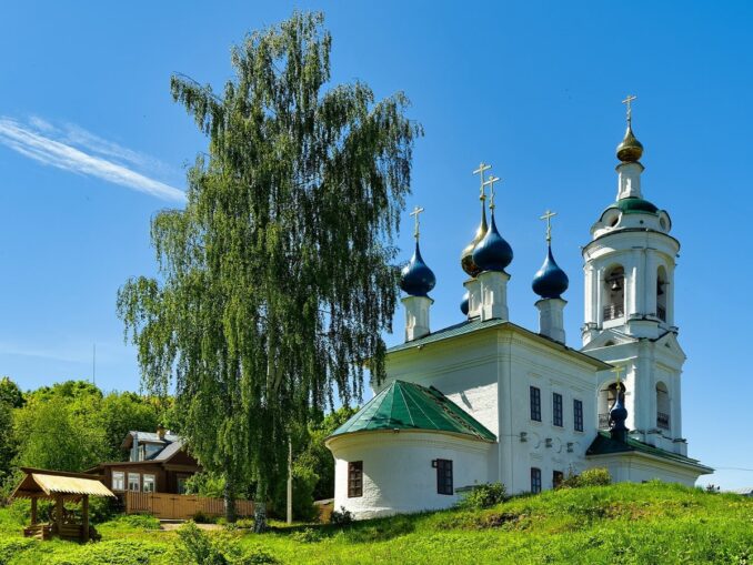 Плёс, церковь святой Варвары, фото @Alexxx1979/Wikimedia Commons В Плёс нужно увидеть церковь святой Варвары
