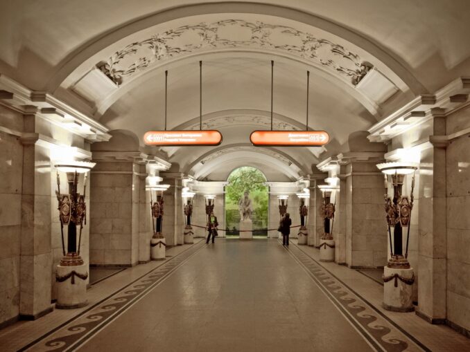 Станция метро "Пушкинская" в Санкт-Петербурге, фото @Alex 'Florstein' Fedorov/Wikimedia Commons Станция метро "Пушкинская" в Санкт-Петербурге