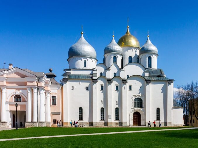 Софийский собор, фото @Andrey Gaverdovsky/Wikimedia Commons Софийский собор - главная достопримечательность Великого Новгорода