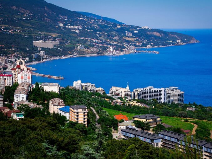 Вид на Ялту в Крыму, фото @bondardmitrij18/Pixabay.com Вид на Ялту - доехать стоит!