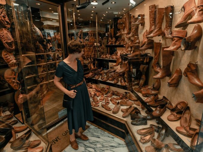 В Италии можно купить отличную кожаную обувь, фото unsplash.com/@claybanks Для себя в Риме можно купить кожаную обувь