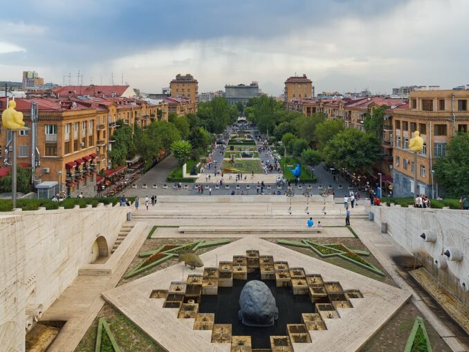 Каскад и сквер - температура воздуха в Ереван в сентябре поднимается до +30-35 градусов Цельсия