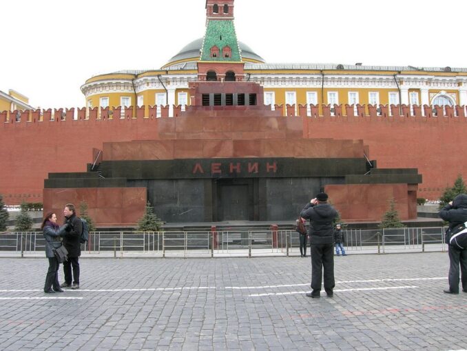 Туристы на Красной площади в Москве Туристы на Красной площади в Москве осенью