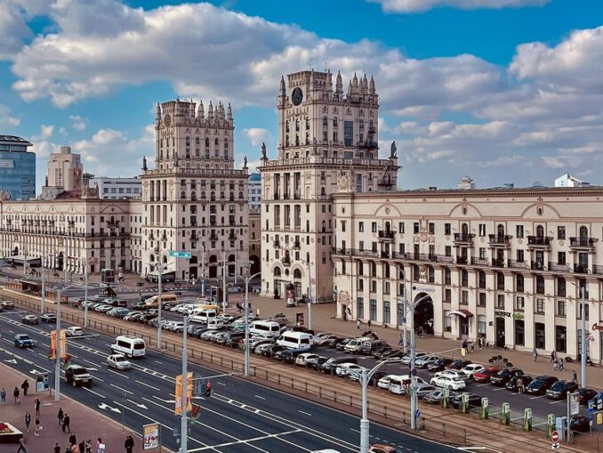 «Ворота Минска» в Минске Центр города - в конце октябре в Минске становится холоднее