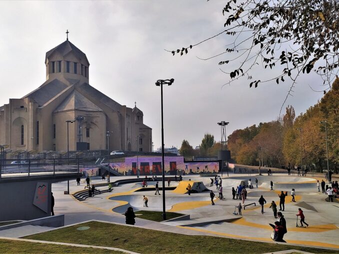 Скейт-трек в Ереване в ноябре, фото @Beko/Wikimedia Commons/CC BY-SA 4.0 В Ереване в ноябре все еще достаточно тепло и сухо