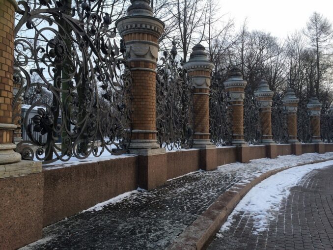 Зимний Санкт-Петербург, решетка Михайловского сада, фото @NicolleShekin/Pixabay.com В декабре в Санкт-Петербург стоит ехать на экскурсии