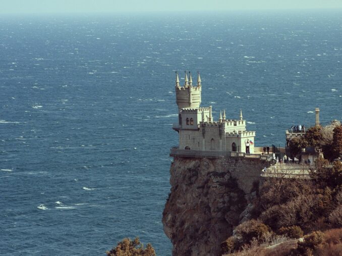 Ласточкино гнездо в Крыму, фото @Penelope883/Pixabay.com В новогодние каникулы в Крыму можно посетить Ласточкино гнездо