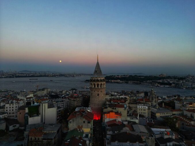 Галатская башня в Стамбуле в декабре, фото unsplash.com/@thedronallize В декабре в Стамбуле нужно одеваться теплее: часто пасмурно и промозгло