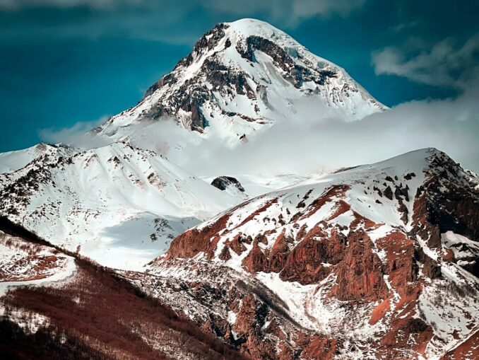 Гора Казбек в Грузии зимой, фото unsplash.com/@arslanbekova В горах Грузии зимой нужно одеваться очень тепло