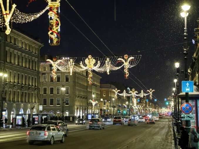 Украшенный Невский проспект в Санкт-Петербурге, фото unsplash.com/@Namzhil Chimitov Невский проспект в Питере зимой празднично украшают