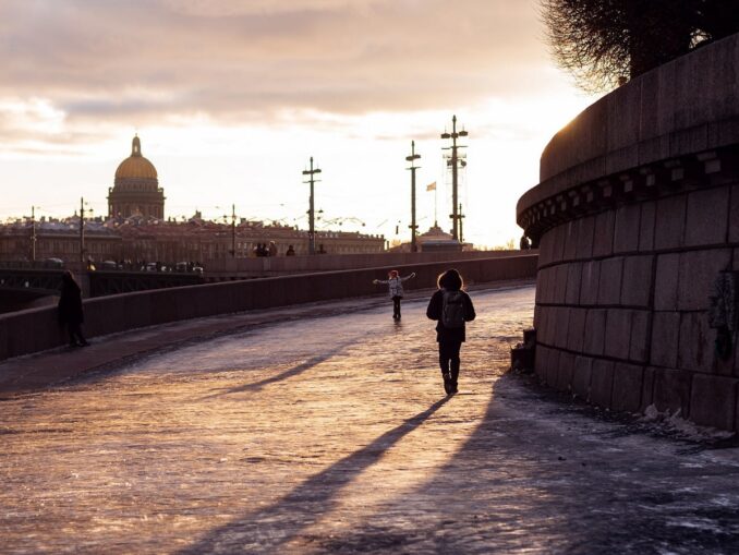 Стрелка Васильевского острова в Питере в январе, фото unsplash.com/@Vitali Adutskevich В Санкт-Петербурге в январе нужно одеваться в пуховики и дубленки