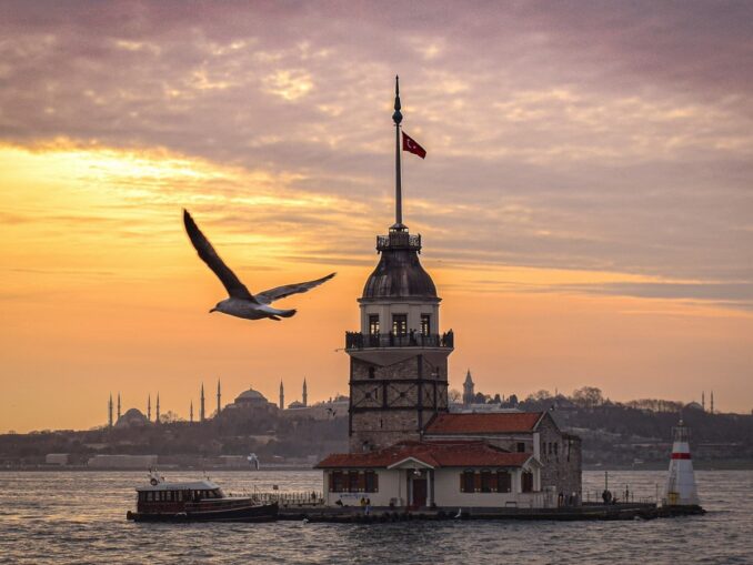 Закат на Босфоре в Стамбуле в начале зимы, фото @Ben_Kerckx/Pixabay.com Закат на Босфоре - продолжительность дня в декабре в Стамбуле минимальна