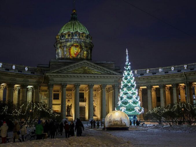 Казанский собор в Санкт-Петербурге в новогодние праздники, фото unsplash.com/@Namzhil Chimitov В Санкт-Петербурге под Новый год стоит теплее одеваться