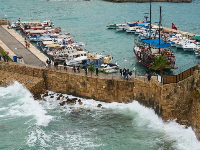 В декабре в Анталии достаточно тепло, фото @Engin_Akyurt/Pixabay.com В Анталии в декабре нужно одеваться в демисезонную непромокаемую одежду