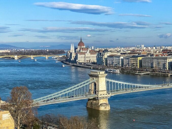 Ясный день в январском Будапеште, фото @Nextvoyage/pexels.com Температура воздуха в Будапеште в январе поднимается до +8-10 градусов Цельсия