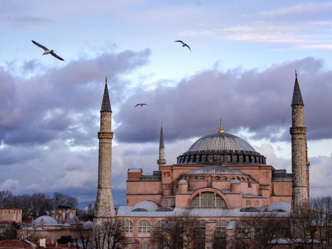 Айя София в февральском Стамбуле, фото @OleksandrPidvalnyi/Pixabay.com Айя София - в феврале в Стамбуле может быть холодно, но зато не так пасмурно