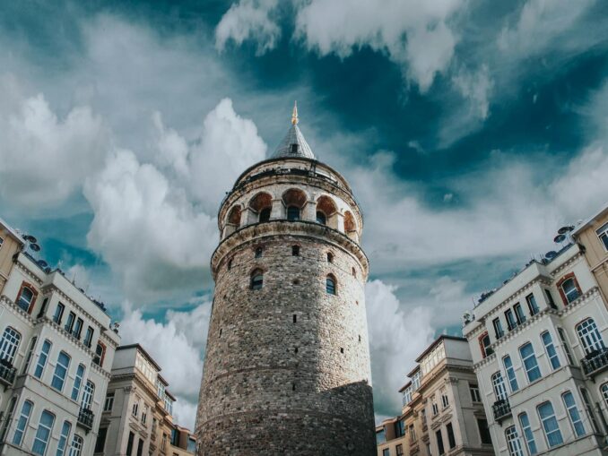 Галатская башня в февральском Стамбуле, фото @Selim Çetin/pexels.com Галатская башня - в феврале в Стамбуле можно посмотреть множество интересных мест
