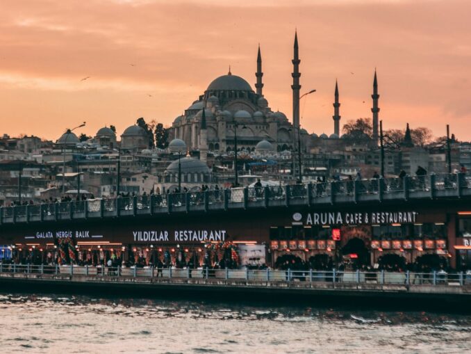 В феврале в Стамбуле уже пропитан ожиданием весны, фото unsplash.com/@dzigio В Стамбул в феврале стоит холодная погода