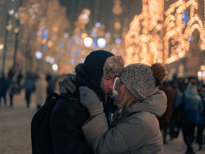 Молодая пара в январской Москве, фото unsplash.com/@ishalyminov В январе в Москве нужно тепло одеваться