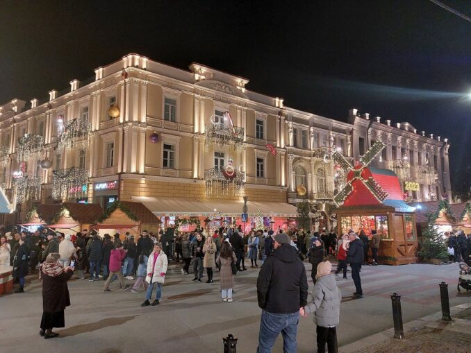 Вечерний Тбилиси в новогодние праздники, фото @Kober/Wikimedia Commons Погода Тбилиси в Грузии на Новый год не очень холодна