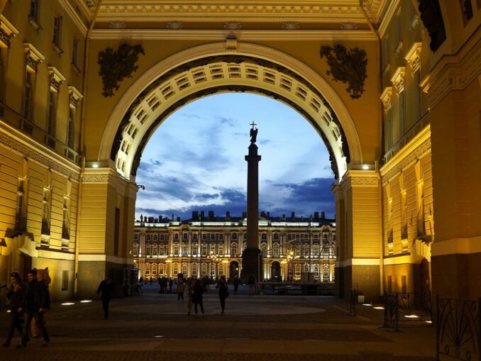 Дворцовая площадь в Санкт-Петербурге мартовским вечером, фото dvorianova/Pixabay.com Арку Главного Штаба и Зимний дворец в Питере нужно обязательно увидеть и в марте