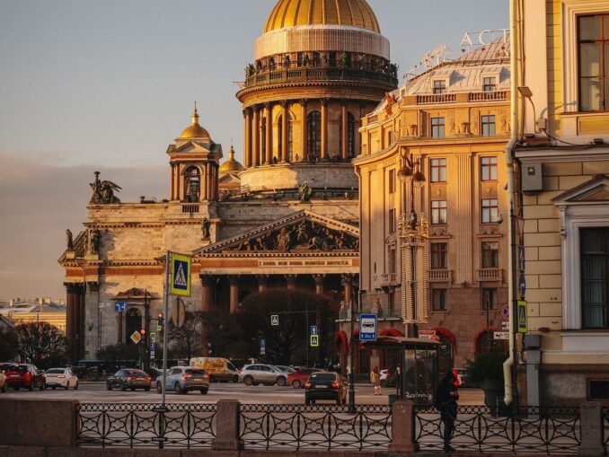 Исаакиевский собор в Санкт-Петербурге, освещенный солнцем, фото Vlad_Aivazovsky/Pixabay.com Вид на Исаакий - в марте в Санкт-Петербурге куда более солнечно, чем зимой