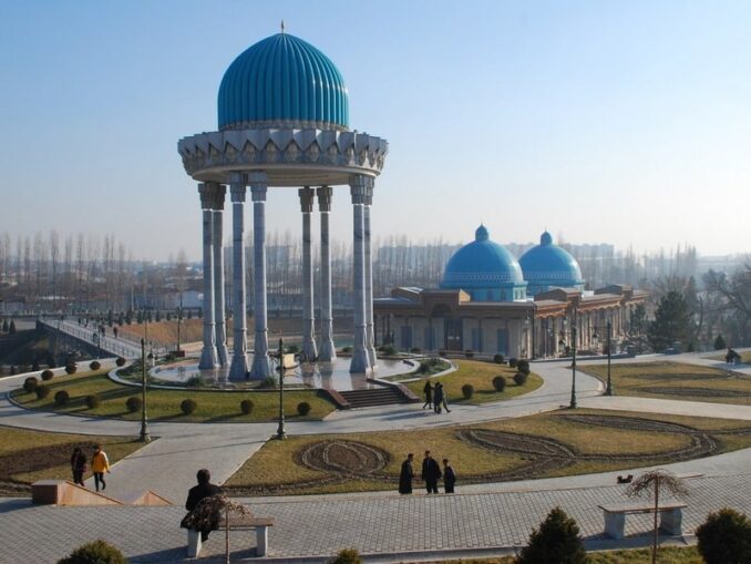 Парк Алишера Навои в Ташкенте в январе - снега нет! В Ташкенте в январе можно одеваться не очень тепло
