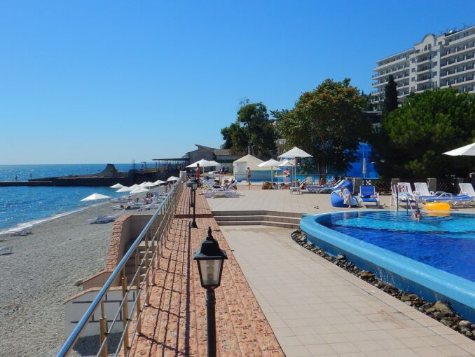 Пляж в Алуште, фото @Roma Neus/Wikimedia Commons В Алушту в Крыму стоит поехать на море с детьми
