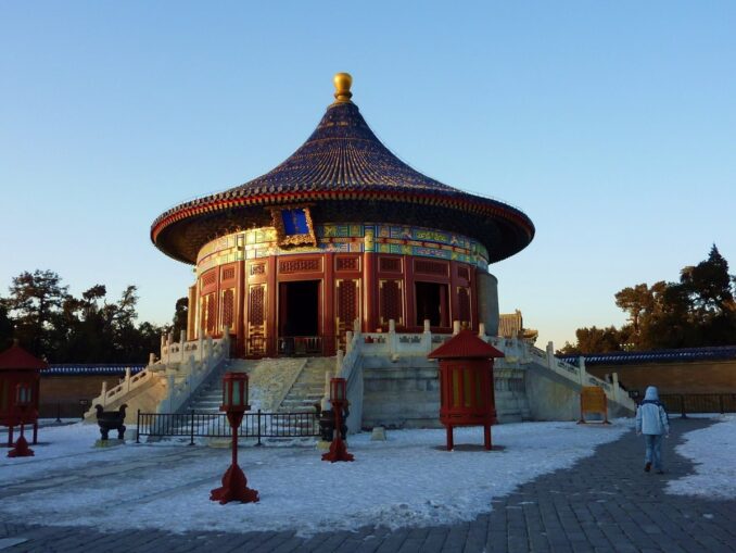 Зал Небесного свода в Храме неба в Пекине, фото @·˙·ChinaUli2010·.·/Wikimedia Commons Зал Небесного свода в Храме неба - температура воздуха в Пекине в январе колеблется в диапазоне +2-10 градусов Цельсия
