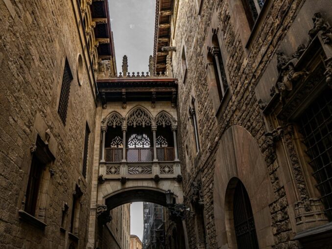 Готический квартал в Барселоне, фото unsplash.com/@dalleng Готический квартал в Барселоне нужно осмотреть в любое время года