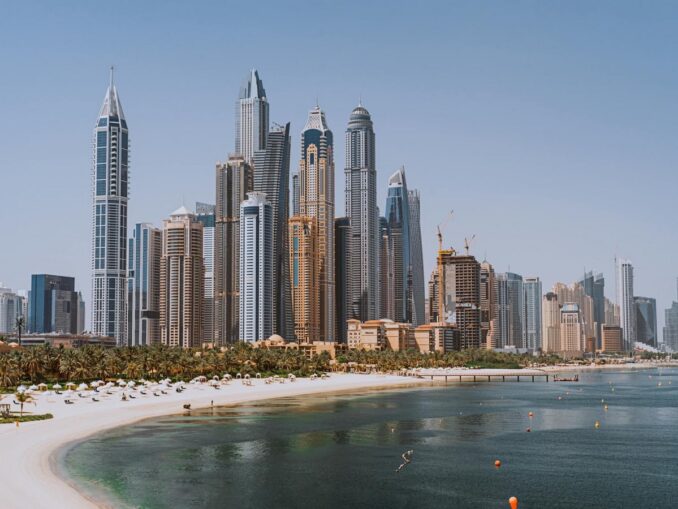 Пляж в Дубае в апреле, фото @Denys Gromov/pexels.com В апреле в Дубае можно купаться даже детям