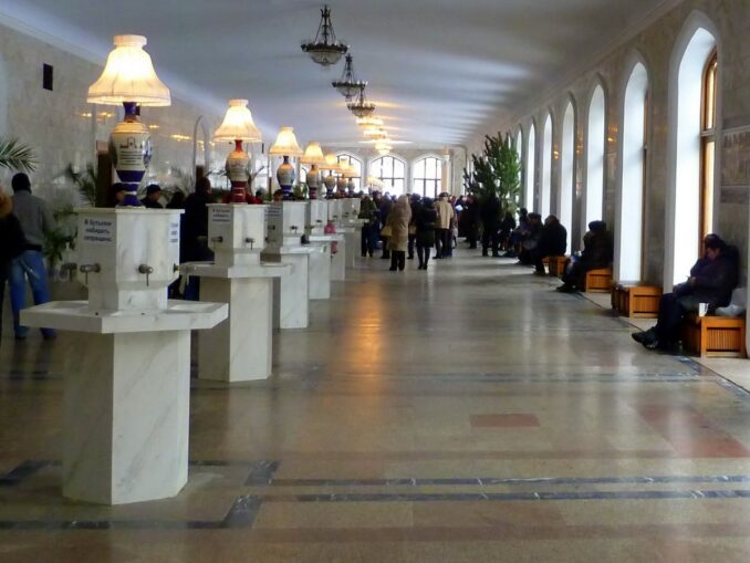Кисловодск, Нарзанная галерея, фото @Николай Максимович/Wikimedia Commons В Кисловодске нельзя не посетить Нарзанную галерею