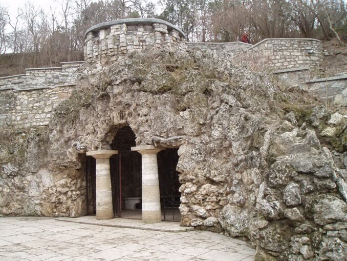 Грот Дианы в Пятигорске, фото @Mmdocent/Wikimedia Commons Грот Дианы в Пятигорске - одна из главных достопримечательностей