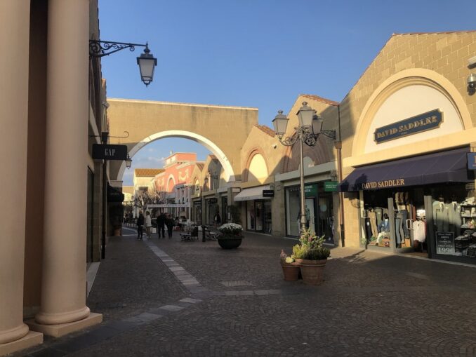 Castel Romano Designer Outlet близ Рима Посещать аутлеты во время распродаж в Италии лучше в будни
