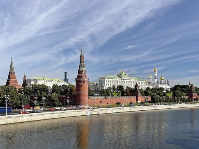 Кремль, Москва-река, фото @Makalu/Pixabay.com Поехать в столицу России в мае - хорошая идея!
