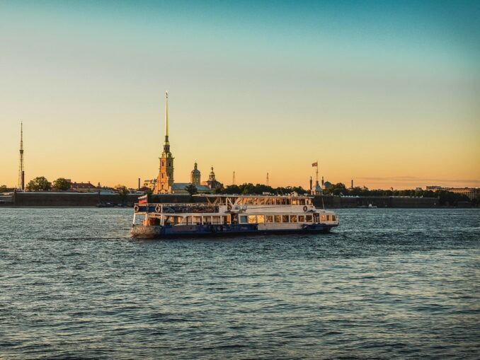 Кораблик на Неве в Санкт-Петербурге