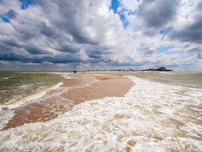 Коса на Азовском море, фото @AlixSaz/Wikimedia Commons Берег Азовского моря в России