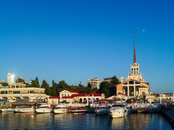 Морской вокзал Сочи, фото @Воронина Мария/Wikimedia Commons Морской вокзал - в Сочи можно ехать на море и в начале осени