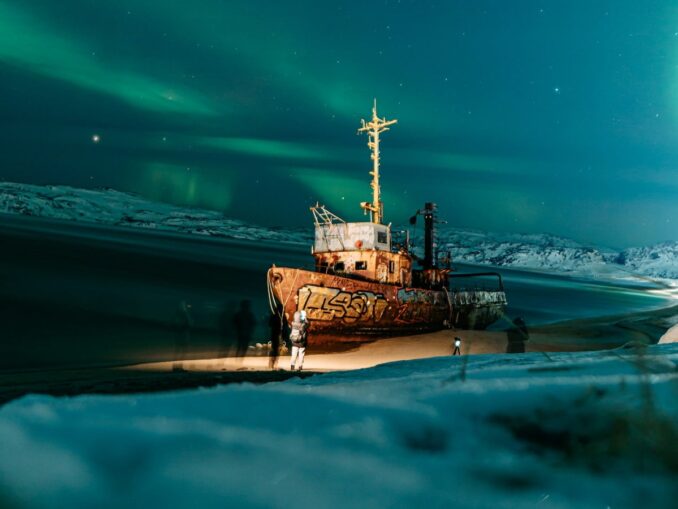 Северное сияние в Териберке, Мурманск, фото unsplash.com/@ivanshemereko Полярное сияние в зимне Териберке особенно красиво