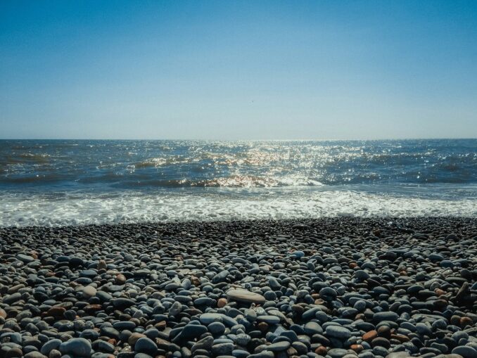 Вид на море в Адлере, фото unsplash.com/@tregubov Температура воздуха в Адлере в мае поднимается до +25-28 градусов Цельсия