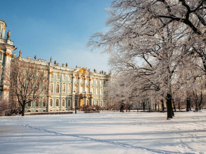 Зимний дворец в Санкт-Петербурге в январе, фото unsplash.com/@qester Зимний дворец - в России зимой в первую очередь нужно поехать в Санкт-Петербург