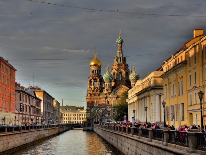 Храм Спас-на-Крови в Санкт-Петербурге весной, фото Georg11/Pixabay.com Санкт-Петербург - лучшее в России место для поездки в апреле