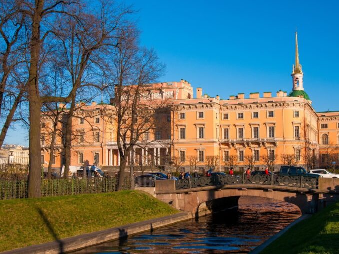 Михайловский (Инженерный) замок в Санкт-Петербурге весной, фото pride1979/Pixabay.com Летний сад и Михайловский замок - на экскурсии в Санкт-Петербург можно приехать и и весной